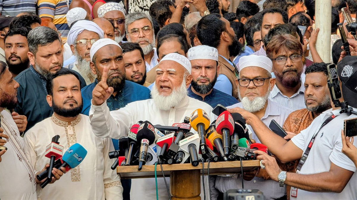 সরকারি দলের প্রশ্রয়েই দেশজুড়ে মব সন্ত্রাস! রাড্ডা স্বাস্থ্যকেন্দ্র পুনঃপ্রতিষ্ঠায় জামায়াতের ৫০ লাখ টাকা অনুদানঃ শফিকুর রহমান