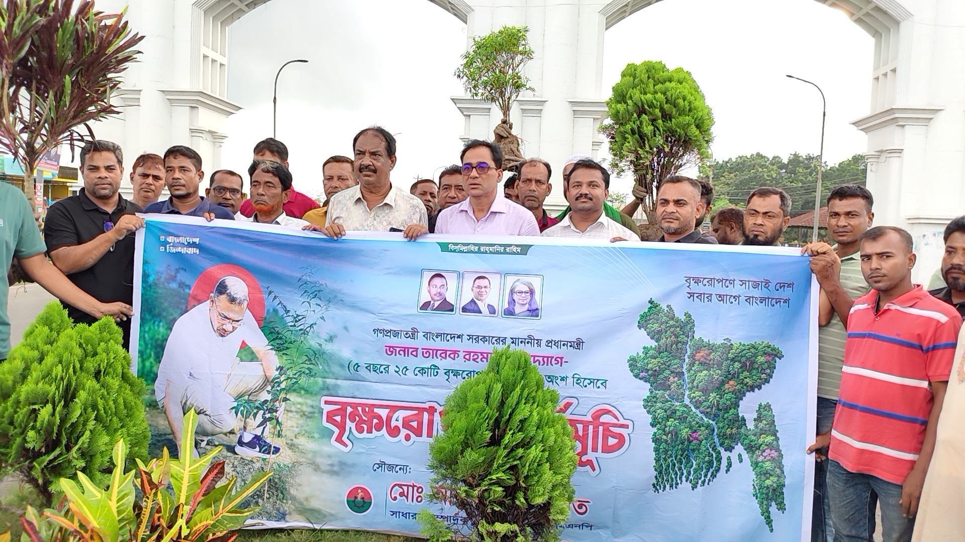 ‎প্রধানমন্ত্রীর ঘোষনা দেশে ৫ বছরে ২৫ কোটি গাছ লাগানোর লক্ষ্যে বেনাপোলে বৃক্ষরোপণ কর্মসূচি চলমান 