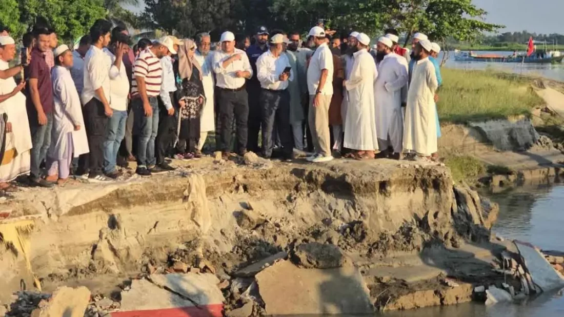 এশার নামাজ পড়ে ফজরে এসে মুসল্লিরা দেখে মসজিদ পদ্মায় বিলীন
