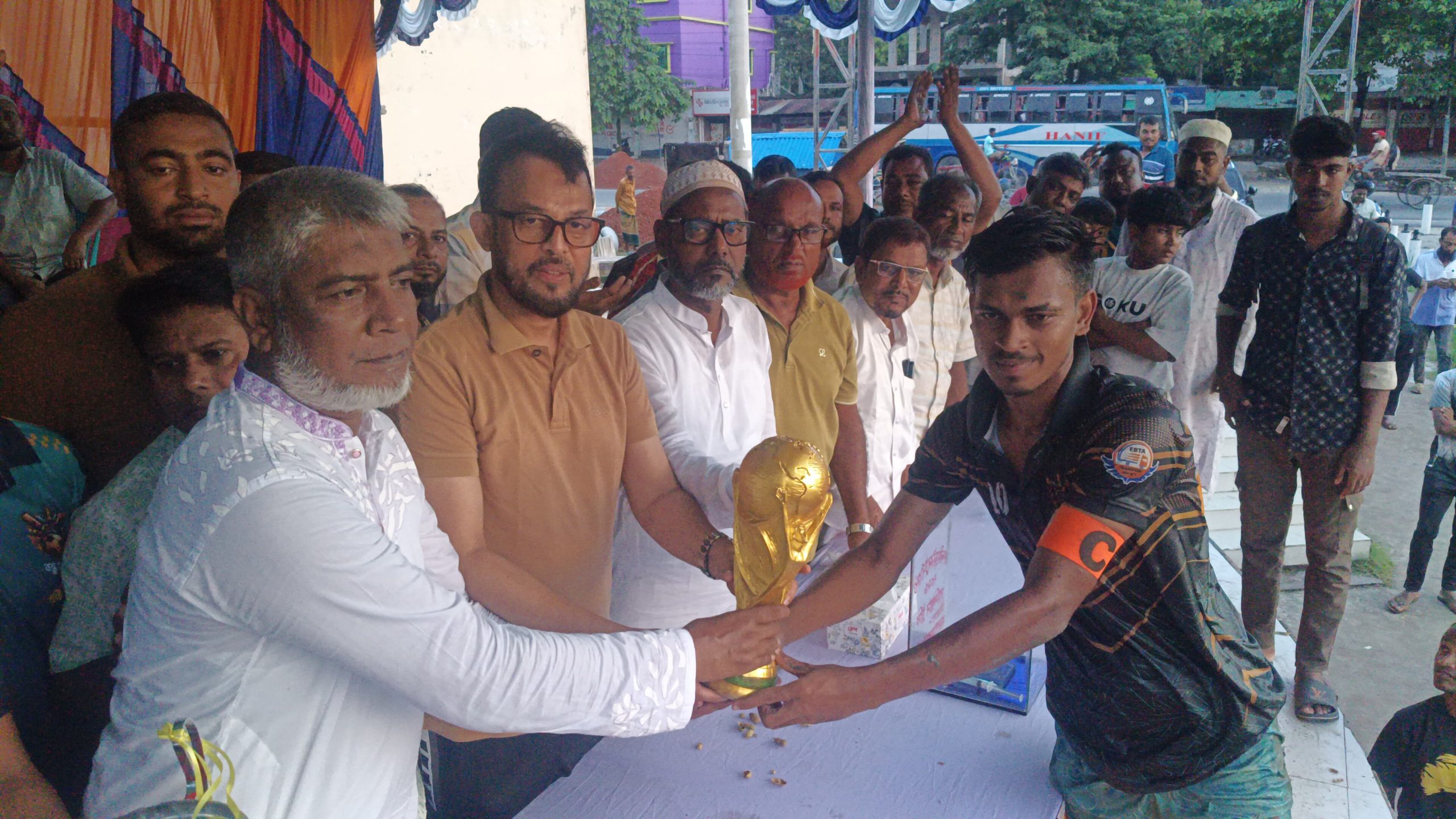 বেনাপোল ট্রান্সপোর্ট স্ট্যান্ডে সিনিয়র-জুনিয়রদের চার দলীয় প্রীতি ফুটবল টুর্নামেন্ট 