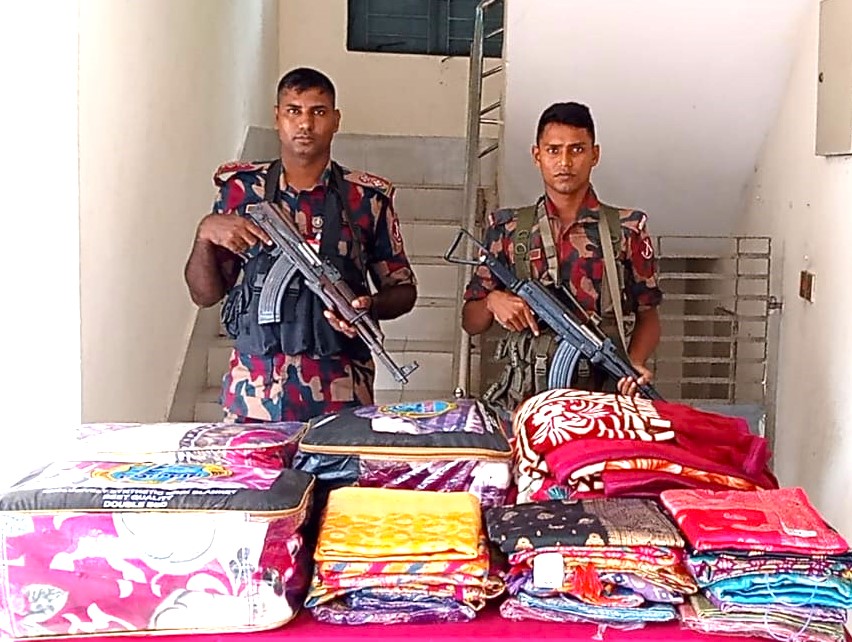 যশোর সীমান্তে অভিযানে চোরাচালানী মালামাল আটক করেছে বিজিবি