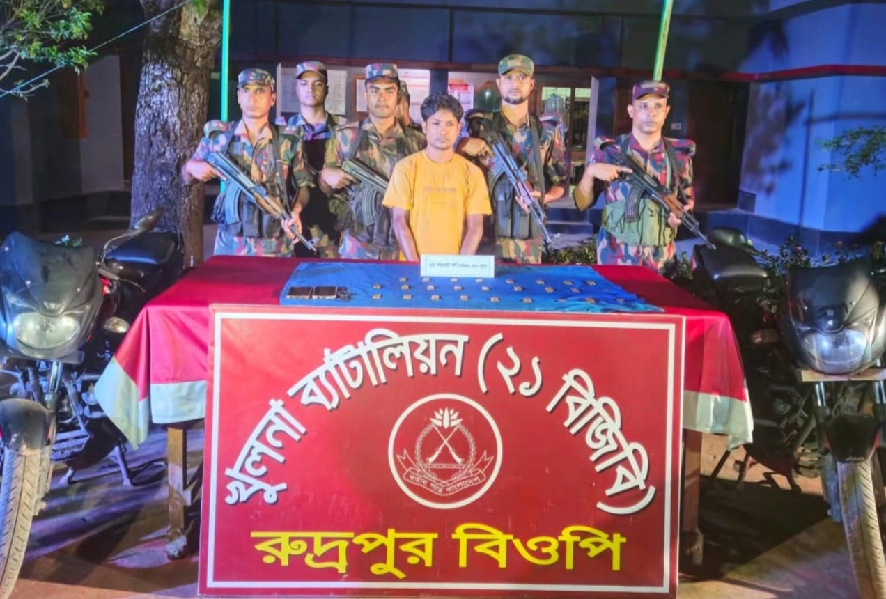 শার্শায় ২৬পিস স্বর্ণেরবারসহ পাচারকারী আটক