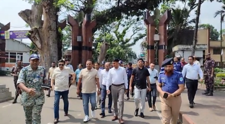 বেনাপোল স্থলবন্দর আকস্মিক পরিদর্শনে নৌপরিবহন প্রতিমন্ত্রী