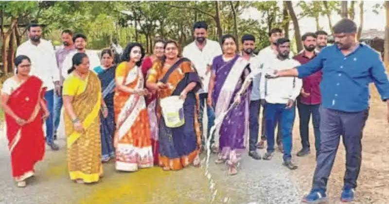ভারতে দলিতদের বিক্ষোভ, হলুদ পানি ছিটিয়ে ‘রাস্তা শুদ্ধকরণ!