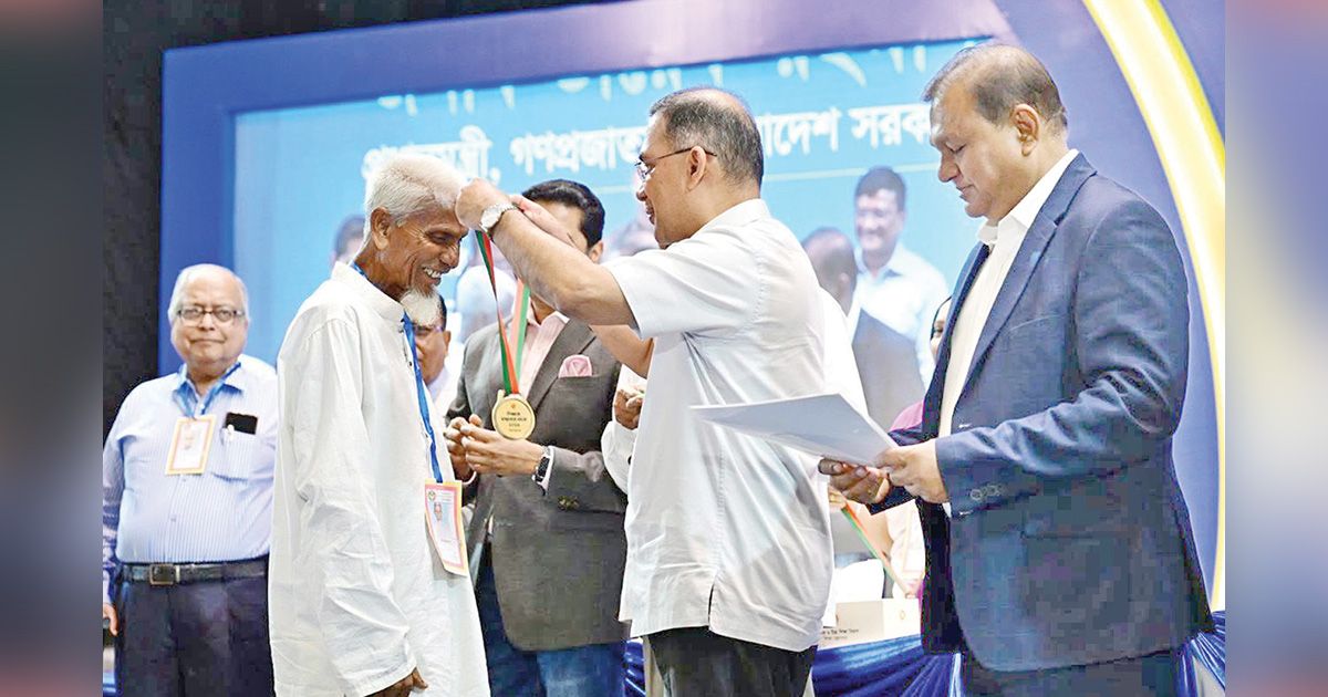 ১০০ গুণী শিক্ষককে সম্মাননাদানঃ শিক্ষকতা হবে মেধাবীদের পছন্দের প্রথম পেশা – প্রধানমন্ত্রী
