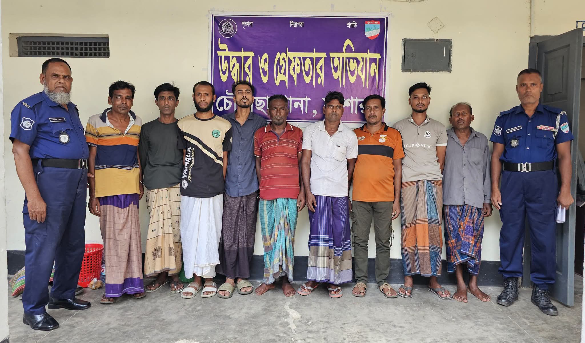 চৌগাছায় পুলিশের রাতভর অভিযান: পরোয়ানার ৮ আসামি, রাজনৈতিক মামলায় গ্রেপ্তার ৯