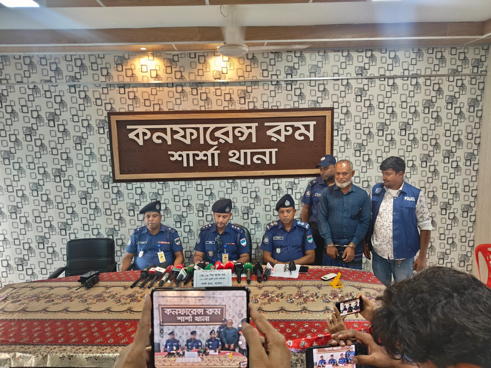 শার্শায় ১৮ পিস স্বর্ণের বার ও মোটরসাইকেলসহ চোরাকারবারি গ্রেপ্তার