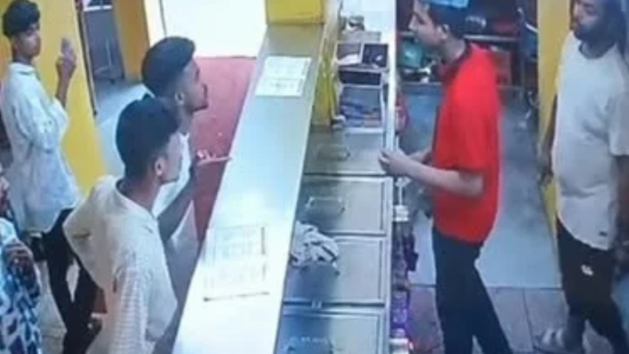 ফোন ধরেনি তাই খুলনার চাইনিজ প্যালেসে হামলা চালিয়ে ভাঙচুর