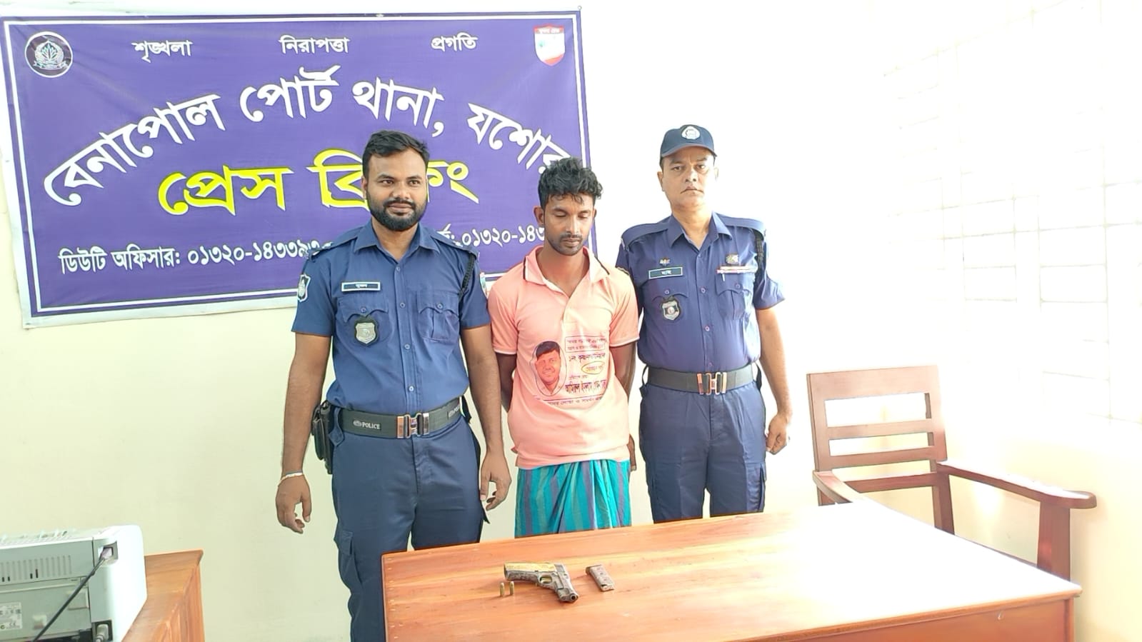 বেনাপোলে অস্ত্র-গুলিসহ ভ্যান চালক আটক
