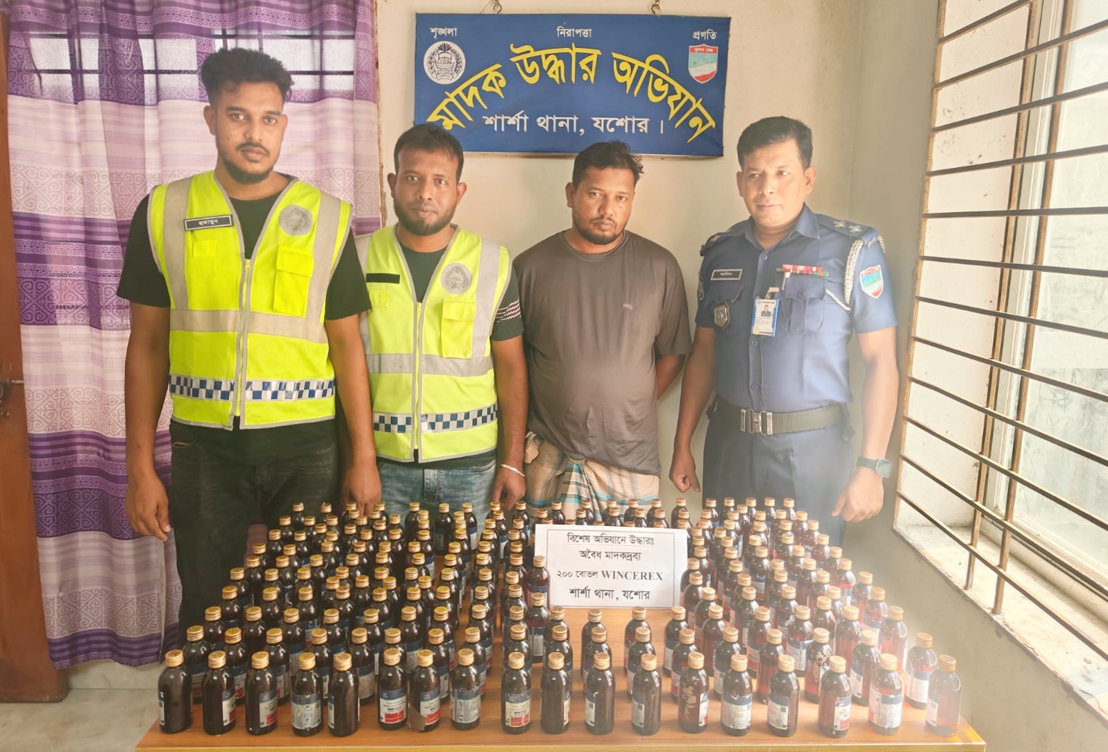 শার্শায় ভারতীয় উইন্সেরেক্স কফ সিরাপসহ আটক-১, ইজিবাইক জব্দ
