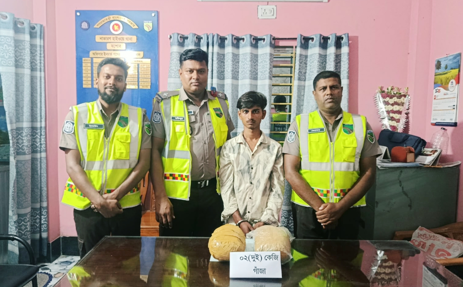 ঝিকরগাছায় গাঁজাসহ যুবক আটক, মোটরসাইকেল জব্দ
