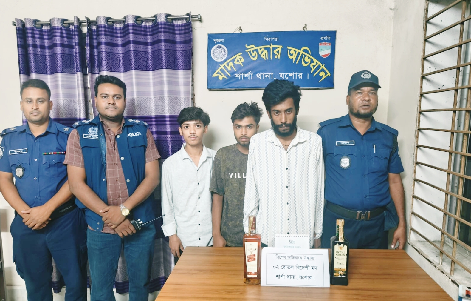 শার্শায় বিদেশী মদসহ তিনজন আটক,মোটরসাইকেল জব্দ