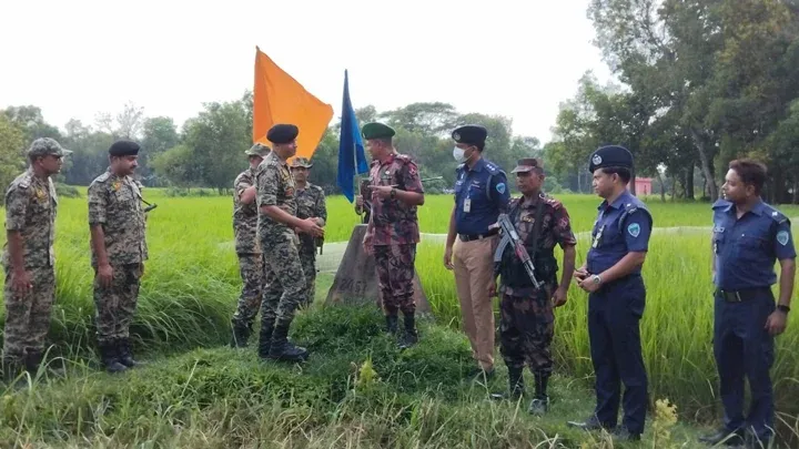 ২ পুলিশ সদস্যকে বিজিবির কাছে হস্তান্তর বিএসএফ’র