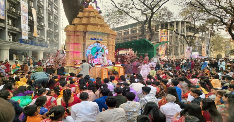 সরকার পরিবর্তনের পর দুই বাংলায় পুরো বিপরীত চিত্রঃ বাংলাদেশে ইতিহাসের সেরা পূজা উদযাপন